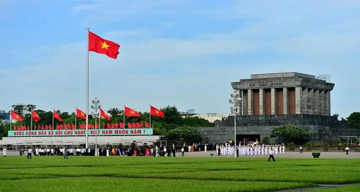 Du Lịch 30/4 1/5 Ở Đâu Miền Bắc? Ghé Thăm Hà Nội Rực Rỡ Cờ Hoa