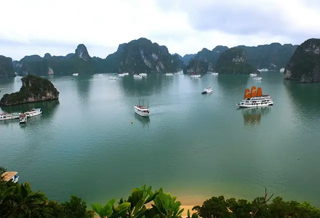 Vịnh Hạ Long Là Địa Điểm Du Lịch Nổi Tiếng Ở Tỉnh Quảng Ninh Việt Nam. Và Được Các Du Khách Trên Toàn Thế Giới Yêu Thích, Mong Muốn Đến Ít Nhất Một Lần Trong Đời. Vịnh Hạ Long Là Địa Điểm Du Lịch Nổi Tiếng Ở Tỉnh Quảng Ninh Việt Nam. Và Được Các Du Khách Trên Toàn Thế Giới Yêu Thích, Mong Muốn Đến Ít Nhất Một Lần Trong Đời.