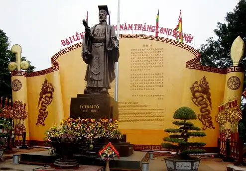 Hnp - Thủ Đô Hà Nội Nước Cộng Hòa Xã Hội Chủ Nghĩa Việt Nam, Là Trung Tâm Đầu Não Về Chính Trị, Văn Hoá Và Khoa Học Kĩ Thuật, Đồng Thời Là Trung Tâm Lớn Về Giao Dịch Kinh Tế Và Quốc Tế Của Cả Nước. Trải Qua 1.000 Năm Hình Thành Và Phát Triển, Kể Từ Khi Vua Lý Thái Tổ Chọn Khu Đất Đại La Bên Cửa Sông Tô Lịch Làm Nơi Định Đô Cho Muôn Đời. Hà Nội Đã Chứng Kiến Sự Thăng Trầm Của Hầu Hết Các Triều Đại Phong Kiến Việt Nam Từ Lý- Trần - Lê - Mạc - Nguyễn… Kinh Thành Thăng Long Là Nơi Buôn Bán, Trung Tâm Văn Hóa, Giáo Dục Của Cả Miền Bắc. Hnp - Thủ Đô Hà Nội Nước Cộng Hòa Xã Hội Chủ Nghĩa Việt Nam, Là Trung Tâm Đầu Não Về Chính Trị, Văn Hoá Và Khoa Học Kĩ Thuật, Đồng Thời Là Trung Tâm Lớn Về Giao Dịch Kinh Tế Và Quốc Tế Của Cả Nước. Trải Qua 1.000 Năm Hình Thành Và Phát Triển, Kể Từ Khi Vua Lý Thái Tổ Chọn Khu Đất Đại La Bên Cửa Sông Tô Lịch Làm Nơi Định Đô Cho Muôn Đời. Hà Nội Đã Chứng Kiến Sự Thăng Trầm Của Hầu Hết Các Triều Đại Phong Kiến Việt Nam Từ Lý- Trần - Lê - Mạc - Nguyễn… Kinh Thành Thăng Long Là Nơi Buôn Bán, Trung Tâm Văn Hóa, Giáo Dục Của Cả Miền Bắc.