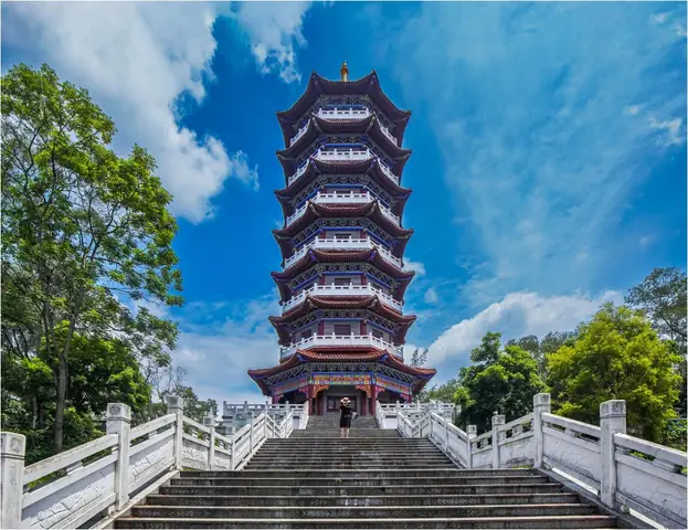 1. Ngày 1: Cửa Khẩu Quốc Tế Móng Cái – Đông Hưng