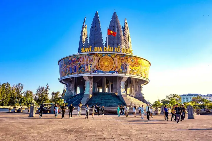 2. Ngày 2: Biển Trà Cổ – Mũi Sa Vĩ – Hải Đăng Vĩnh Thực