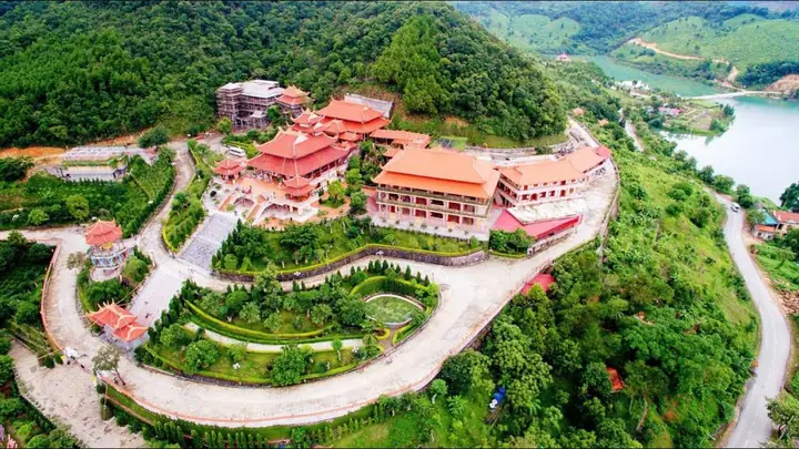 10. Chùa Cái Bầu