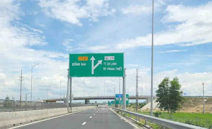 Nhiều Du Khách Rất Thích Lái Xe Trên Tuyến Cao Tốc Từ Nha Trang Đến Phan Thiết Để Được Chui Qua Các Hầm Trong Núi Và Ngắm Cánh Đồng Điện Gió Ven Đường.