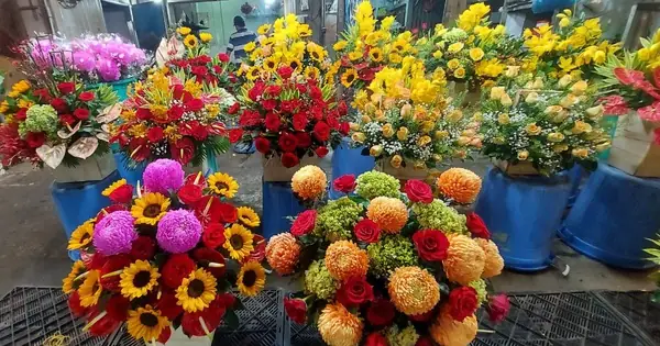 Chợ Hoa Hồ Thị Kỷ Nhộn Nhịp Cả Đêm Dịp 8/3