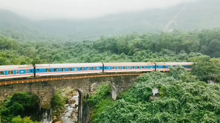 Tận Dụng Thời Gian Trên Tàu Để Thư Giãn, Ngắm Nhìn Cảnh Đẹp Bên Khung Cửa Tàu