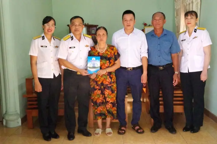 Đoàn An Điều Dưỡng 22 Hạ Long Thăm, Tặng Quà Gia Đình Chính Sách