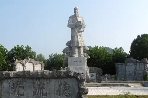 Hải Thượng Lãn Ông Là Ai? Quê Quán, Cuộc Đời Và Những Cống Hiến Bất Tử
