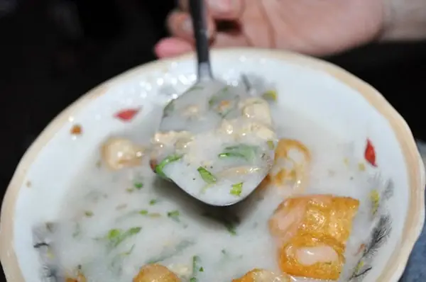 Những Tín Đồ Cháo Sườn Hà Nội Ai Cũng Quen Với Lịch, Sáng Muốn Ăn Ra Hàng Bồ, Cữ Chiều Tới Ngõ Huyện, Bách Khoa, Còn Tối Khuya Thì Đến Chợ Đồng Xuân.