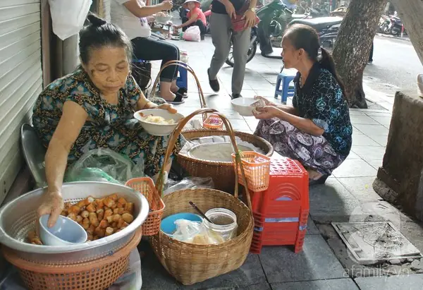 Những Tín Đồ Cháo Sườn Hà Nội Ai Cũng Quen Với Lịch, Sáng Muốn Ăn Ra Hàng Bồ, Cữ Chiều Tới Ngõ Huyện, Bách Khoa, Còn Tối Khuya Thì Đến Chợ Đồng Xuân.