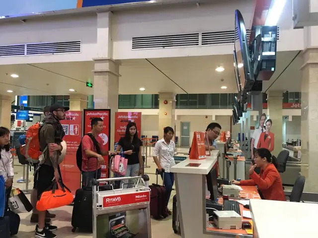 Khách Đi Máy Bay Tá Hỏa Khi Bị Phạt Vì Mang Quá 7kg Hành Lý Xách Tay - Ảnh 1.