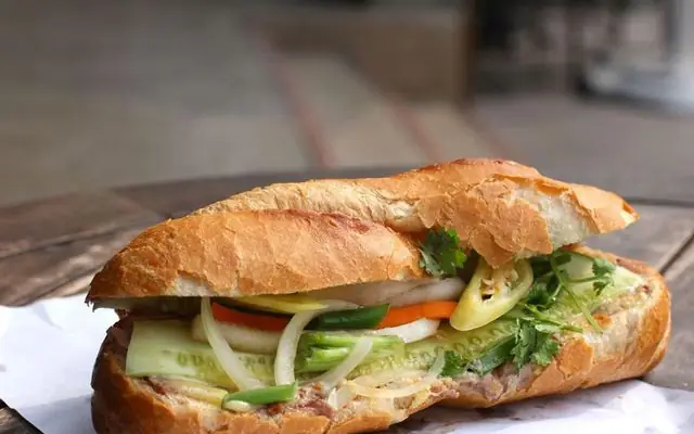Bánh Mì Hai Chị Em: Hương Vị Lạ Mà Quen
