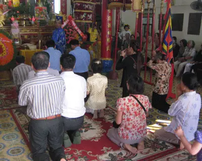 Tất Cả Người Con Đất Việt, Không Phân Biệt Tuổi Tác, Tôn Giáo... Đều Chung Niềm Tôn Kính Đối Với Các Bậc Tiền Nhân.