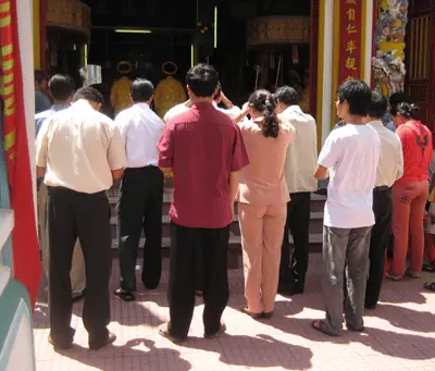Trong Thời Gian Diễn Ra Nghi Thức Tế Lễ Bên Trong Chánh Điện, Phía Bên Ngoài, Rất Đông Người Dân Đứng Bên Ngoài Theo Dõi Nghi Lễ.