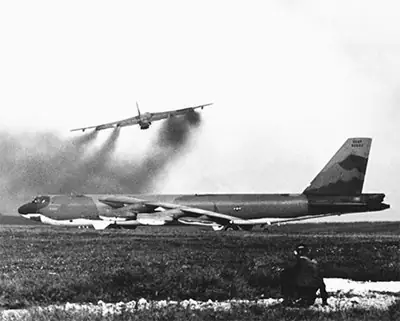 “pháo Đài Bay” B-52 - Sức Mạnh Của Không Lực Chiến Lược Mỹ “pháo Đài Bay” B-52 - Sức Mạnh Của Không Lực Chiến Lược Mỹ