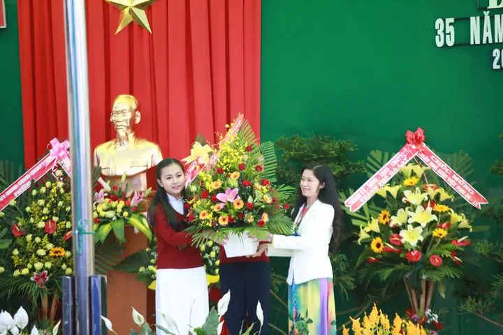 Học Sinh Tặng Hoa Cho Cô Giáo Học Sinh Tặng Hoa Cho Cô Giáo