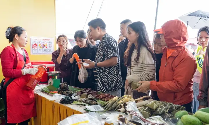 Khách Xếp Hàng Chờ Mua Món Ngon Ở Hội Chợ Mùa Thu Hà Nội ...