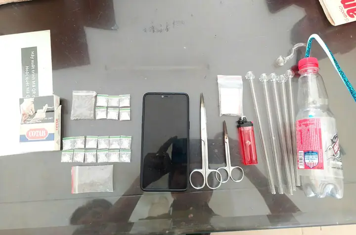 Các Tang Vật Liên Quan Đến Hoạt Động Mua Bán Trái Phép Chất Ma Túy Mà Công An Thị Trấn Cam Đức Phát Hiện, Thu Giữ. Các Tang Vật Liên Quan Đến Hoạt Động Mua Bán Trái Phép Chất Ma Túy Mà Công An Thị Trấn Cam Đức Phát Hiện, Thu Giữ.