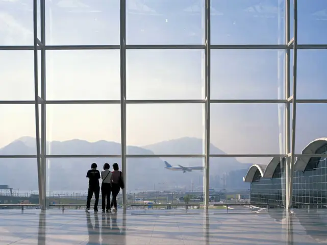 Những Mẫu Câu Tiếng Anh Cơ Bản Khi Đi Máy Bay - Lys Travel