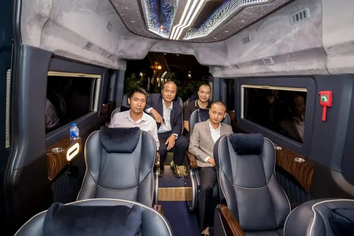 Th Adam Việt Limousine