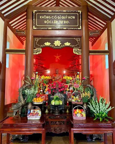 Đền Thờ Bác Hồ Trên Đỉnh Vua