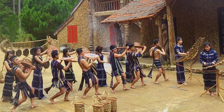 Đốt Lửa Trại Giao Lưu Văn Hóa Cồng Chiêng Đốt Lửa Trại Giao Lưu Văn Hóa Cồng Chiêng