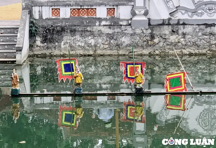 Những Con Rối Nước Được Gắn Cố Định Trên Mặt Nước Trước Thủy Đình, Như Muốn Nói Lên Tình Yêu Nghề, Say Nghề Múa Rối Nước Của Người Dân Làng Đào Thục - Ảnh: Đình Trung