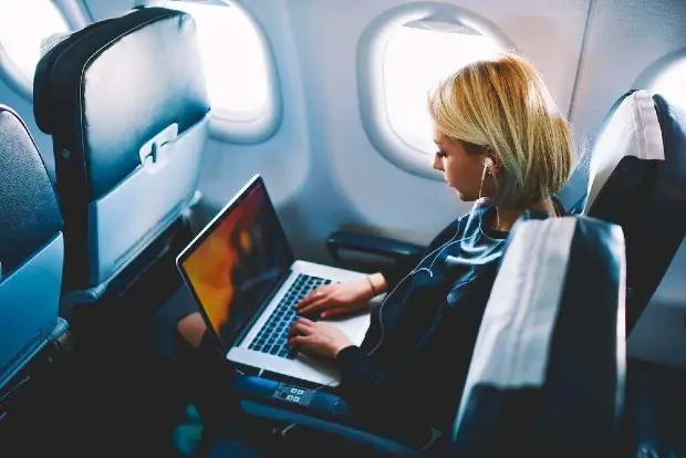 Có Được Mang Laptop Lên Máy Bay Không