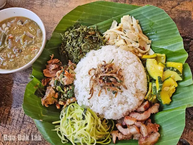 Lẩu Gà Lá É Buôn Ma Thuột