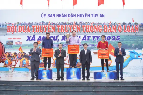 Sôi Nổi Lễ Hội Đua Thuyền Đầm Ô Loan - Một Di Tích Danh Thắng Quốc Gia -0
