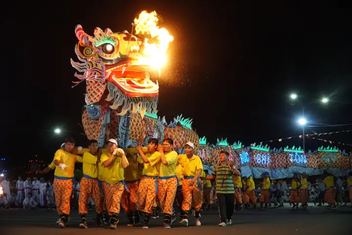 Trong Phần Hội Của Đạo Cao Đài Tòa Thánh Tây Ninh Luôn Có Múa Rồng Nhang, Thể Hiện Khát Vọng Cầu Mong Sự Yên Bình, May Mắn, Phước Lành Cho Toàn Thể Đồng Đạo Và Nhân Dân