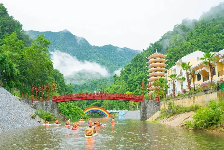 Sáng: Thức Dậy Giữa Núi Rừng – Khám Phá Thiên Nhiên