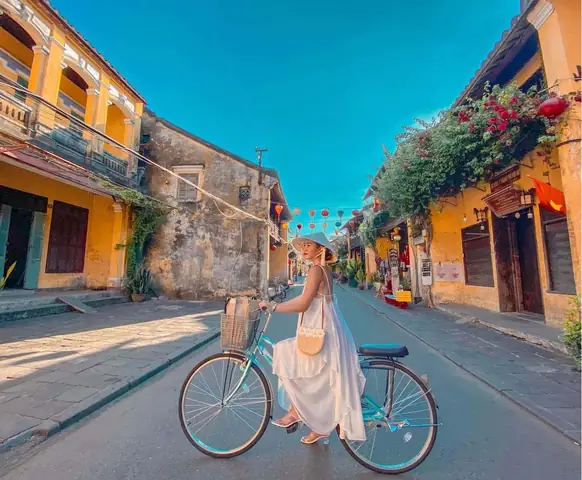 Buổi Sáng: Dạo Phố Cổ Hội An – Ăn Sáng Đặc Sản