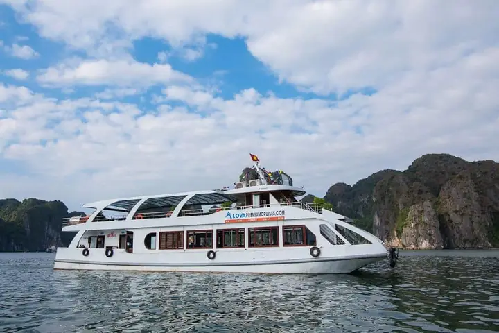 Ngày 2: Tham Quan Vịnh Hạ Long Trên Tàu