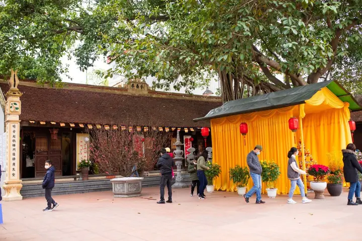 Visiting Pagodas And Temples During Tet Vietnamese New Year
