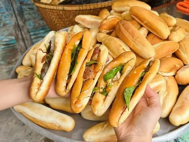 Giới Thiệu Đôi Nét Về Bánh Mì Huế