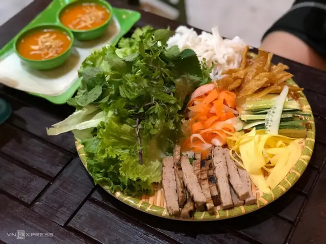 Ở Sài Gòn, Món Nem Nướng Nha Trang Có Thêm Đĩa Bún Đi Kèm Để Cuốn. Ở Hà Nội, Khách Cuốn Nem Cùng Bánh Phở, Có Giá Rẻ Hơn. Ở Sài Gòn, Món Nem Nướng Nha Trang Có Thêm Đĩa Bún Đi Kèm Để Cuốn. Ở Hà Nội, Khách Cuốn Nem Cùng Bánh Phở, Có Giá Rẻ Hơn.