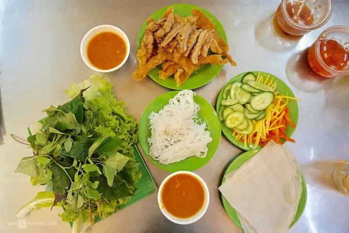 Ở Sài Gòn, Món Nem Nướng Nha Trang Có Thêm Đĩa Bún Đi Kèm Để Cuốn. Ở Hà Nội, Khách Cuốn Nem Cùng Bánh Phở, Có Giá Rẻ Hơn. Ở Sài Gòn, Món Nem Nướng Nha Trang Có Thêm Đĩa Bún Đi Kèm Để Cuốn. Ở Hà Nội, Khách Cuốn Nem Cùng Bánh Phở, Có Giá Rẻ Hơn.