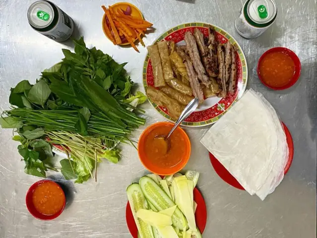 Ở Sài Gòn, Món Nem Nướng Nha Trang Có Thêm Đĩa Bún Đi Kèm Để Cuốn. Ở Hà Nội, Khách Cuốn Nem Cùng Bánh Phở, Có Giá Rẻ Hơn. Ở Sài Gòn, Món Nem Nướng Nha Trang Có Thêm Đĩa Bún Đi Kèm Để Cuốn. Ở Hà Nội, Khách Cuốn Nem Cùng Bánh Phở, Có Giá Rẻ Hơn.