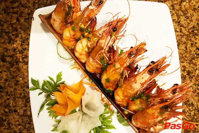 Lối Dẫn Vào Nhà Hàng Qua Con Suối Nhỏ Róc Rách Tiếng Nước Chảy Dịu Êm