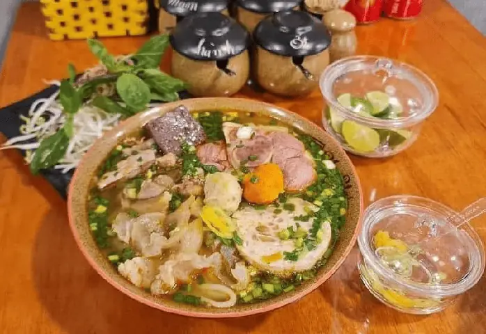 12. Nhà Hàng Ngự Uyển