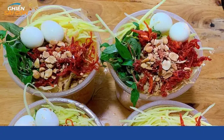 Bánh Tráng Trộn Ly Khổng Lồ – Một Trong Những Món Ăn Lạ Ở Sài Gòn Bánh Tráng Trộn Ly Khổng Lồ – Một Trong Những Món Ăn Lạ Ở Sài Gòn