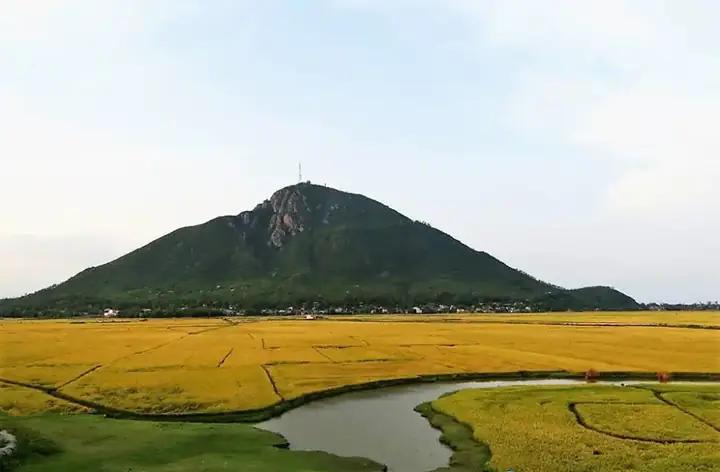 Khám Phá Vẻ Đẹp Hoang Sơ Của Núi Chóp Chài Khám Phá Vẻ Đẹp Hoang Sơ Của Núi Chóp Chài