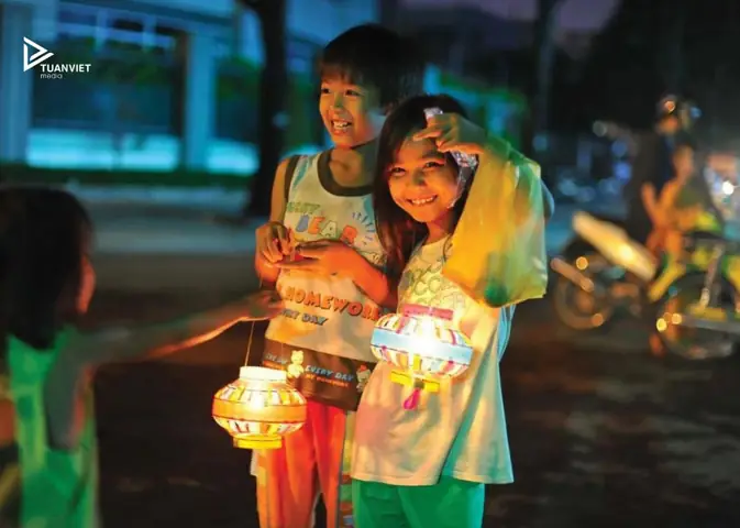 Trẻ Em Rước Đèn Trung Thu