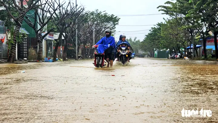 Nhiều Đường Ở Huế Lại Ngập Do Mưa Lớn, Nước Sông Dâng Cao, Dự Báo Tối Nay Có Mưa Nữa - Ảnh 1.