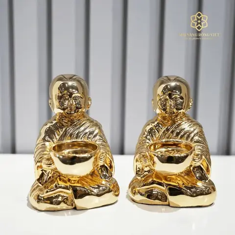 11. Tượng Chú Tiểu Mạ Vàng