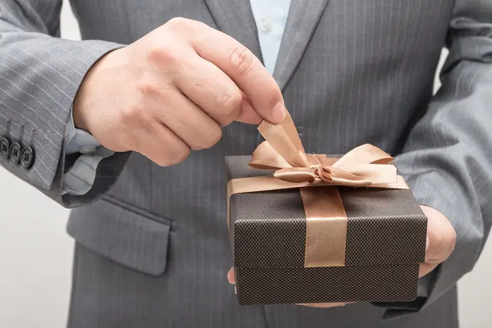 Ý Nghĩa Của Việc Tặng Quà Vào Ngày Kỉ Niệm Yêu Nhau Ý Nghĩa Của Việc Tặng Quà Vào Ngày Kỉ Niệm Yêu Nhau