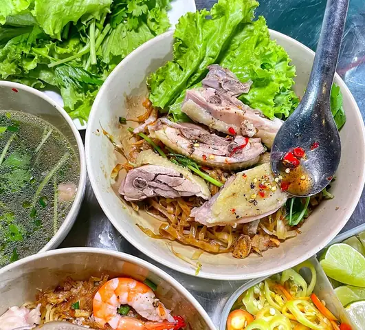 10. Quán Hủ Tiếu Mở Đến 2h Sáng – 160 Trần Bình Trọng