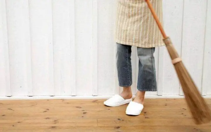 Quét Nhà Vào Sáng Sớm