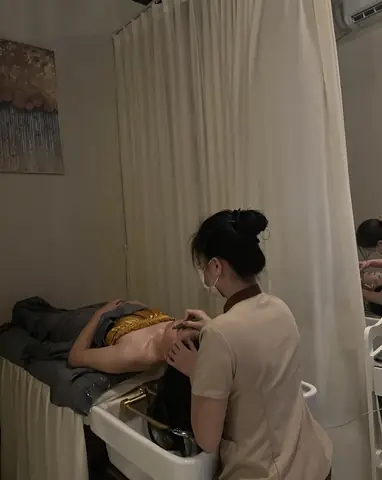 Bước 7: Cạo Gió Cửu Đới Bằng Ngọc Thạch