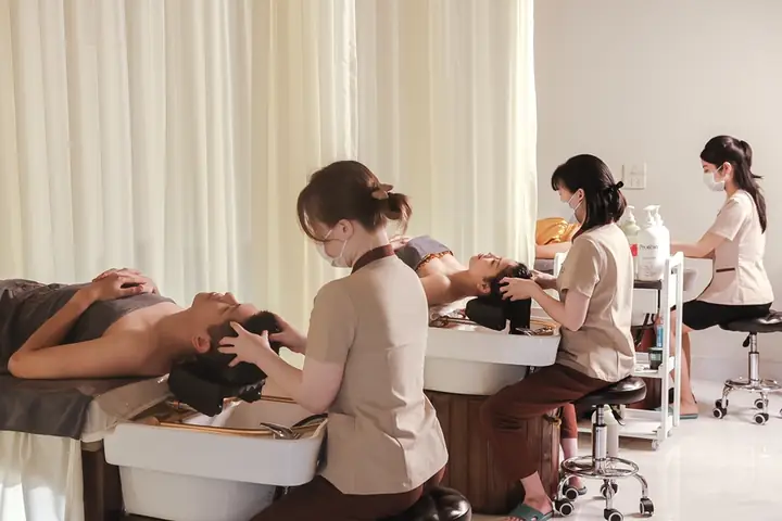 Bước 9: Gội Đầu Massage Thư Giãn Dầu Gội Thảo Dược